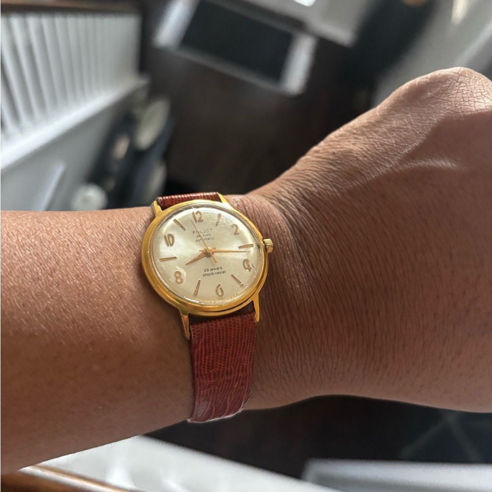 Elegant Gold Watch with Brown Leather Strap